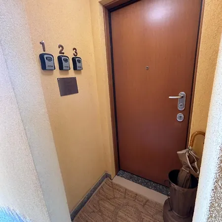 2 Guest house *
